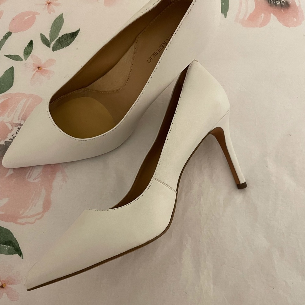 Banana republic white pumps